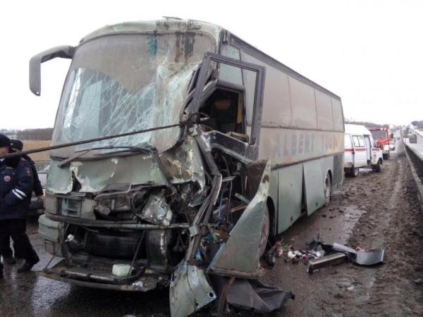 Автобус «Москва – Ереван» попал в ДТП с грузовиком на Кубани, ранены трое